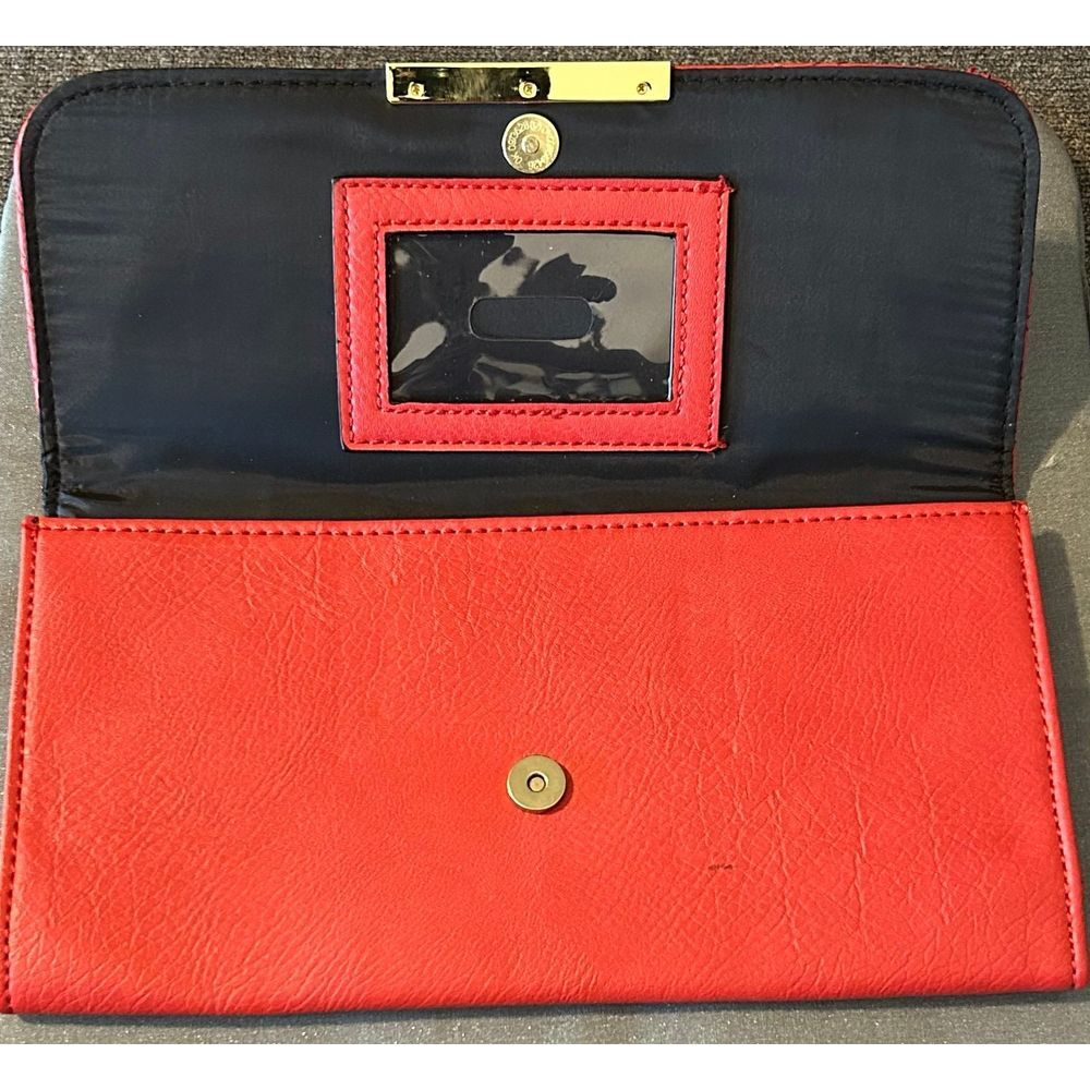 Used Guess Chevron Clutch - Picture 2 of 4